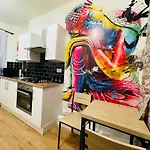 London Luxury Apartment With Private Jacuzzi Hot Tub & Sauna