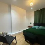 London Luxury Apartment With Private Jacuzzi Hot Tub & Sauna