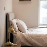 Best Location In London - Kings Road 3-Bed Home With Terrace, Ac & Netflix