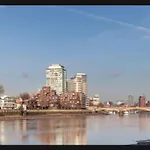 Central London Riverview Apartment