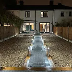 Luxury Entire House In Greenwich