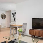 2 Bedroom Luxury Apartment With Balcony