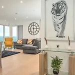 2 Bedroom Luxury Apartment With Balcony