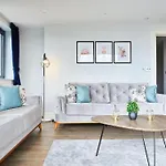 Greenwich Flat: O2, Cutty Sark, Maritime Museum, Thames Path