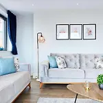 Greenwich Flat: O2, Cutty Sark, Maritime Museum, Thames Path