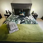 Deluxe Penthouse Riverside View 2 Bedroom Flat With Lift - Old Industrial Factory Warehouse