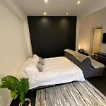 Beautiful Modern Studio In High Street Kensington