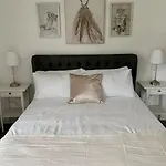 Modern 1-Bedroom Apartment Close To City Airport