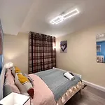 Posh 2-Bedroom, Living Room, Kitchen & 1.5 Bathroom