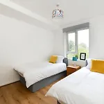 Lovely 2 -Bedroom Rental Unit In Greater London