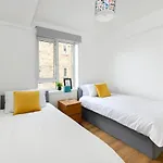 Lovely 2 -Bedroom Rental Unit In Greater London
