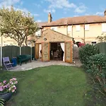 Lovely Three Bedroomed House, Parking 2 Cars