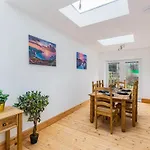 Spacious 5 Bedroom House With Garden + Parking - Amazing Location
