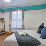 Spacious 5 Bedroom House With Garden + Parking - Amazing Location