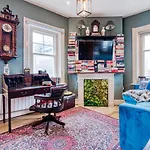 Sunny Corner Apartment In Center Of London
