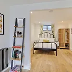 Luxury One Bedroom Greenwich Studio Apartment Near Canary Wharf By Underthedoormat