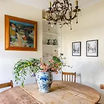 A North London Retreat Cottage, 3 Bed With Garden