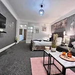 Park Lane Studio Apartment