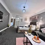 Park Lane Studio Apartment