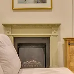Alfred Hitchcock\'S Garden Flat