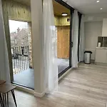 Stratford Apartment With Balcony