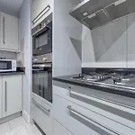 Elegant And Chic 2-Bedroom Basement Apartment In Paddington
