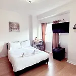 Charming Studio Flat With Private Balcony And Patio In The Heart Of Chelsea