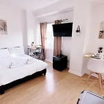 Charming Studio Flat With Private Balcony And Patio In The Heart Of Chelsea