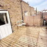 Charming Studio Flat With Private Balcony And Patio In The Heart Of Chelsea