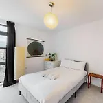 Modernistic 2-Bedroom Flat In Shadwell