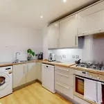 Modernistic 2-Bedroom Flat In Shadwell