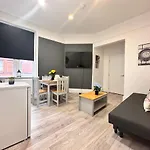 Kensington High Street Posh Flat
