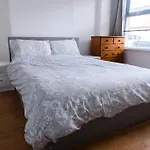 4 Bedroom House In Turnpike Lane/Wood Green