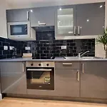 Designer Flat With Parking Near Peckham & Brixton