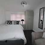 Studio 2 Min Walk To Upton Park Station