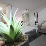 Studio 2 Min Walk To Upton Park Station