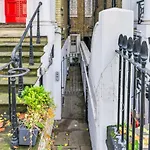 Alfred Hitchcock\'S Garden Flat