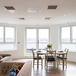2 Bed 2 Bath Penthouse With Amazing Views With Free Parking