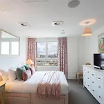 2 Bed 2 Bath Penthouse With Amazing Views With Free Parking