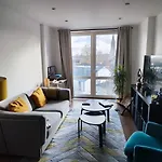 Spacious & Serene Stay In London