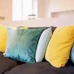Pass The Keys Stylish Home - Prime Location