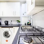 Weekly & Monthly Stay - Beautiful 2 Bed House With Free Parking - Relocation, Business & Group - 5 Guests - By Den Accommodation Short Lets & Serviced Accommodation, Woolwich