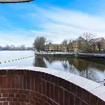Charming River View 3 Bedroom Apartment In The Heart Of London