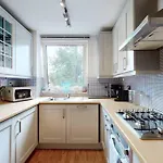 Gorgeous 2 Bed Flat With Parking And Garden