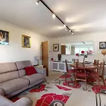 Gorgeous 2 Bed Flat With Parking And Garden