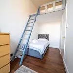Spacious 2 Bedroom Apartment In Downtown London