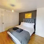Lovely 2-Bedroom Serviced Apartment Greater London