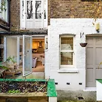 Kensington Garden Flat