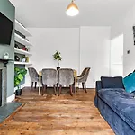Leafy Oasis Wandsworth Chic Pad