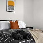 Livestay-4 Bed 2 Bath House With Private Garden